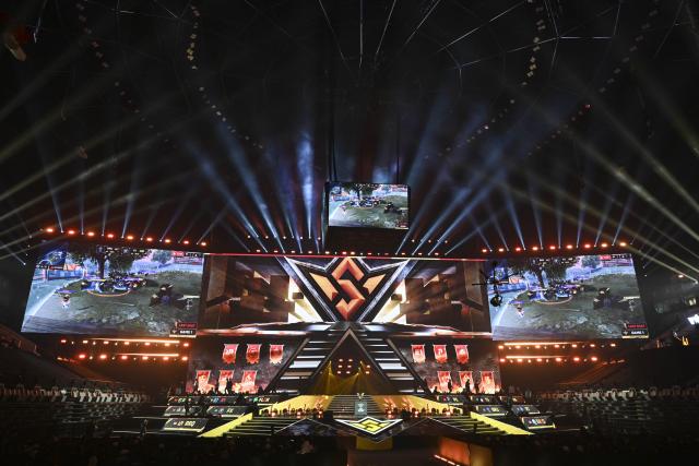 (251116) -- JAKARTA, Nov. 16, 2025 (Xinhua) -- This photo shows a general view of Free Fire World Series (FFWS) Global Finals 2025 at Indonesia Arena, in Jakarta, Indonesia, Nov. 15, 2025. (Xinhua/Zulkarnain)