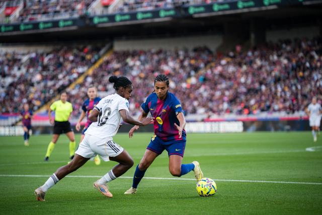 (251116) -- BARCELONA, Nov. 16, 2025 (Xinhua) -- Esmee Brugts (R) of FC Barcelona vies with Linda Caicedo of Real Madrid CF during Liga F match between FC Barcelona and Real Madrid CF in Barcelona, Spain, on Nov. 15, 2025. (Photo by Joan Gosa/Xinhua)