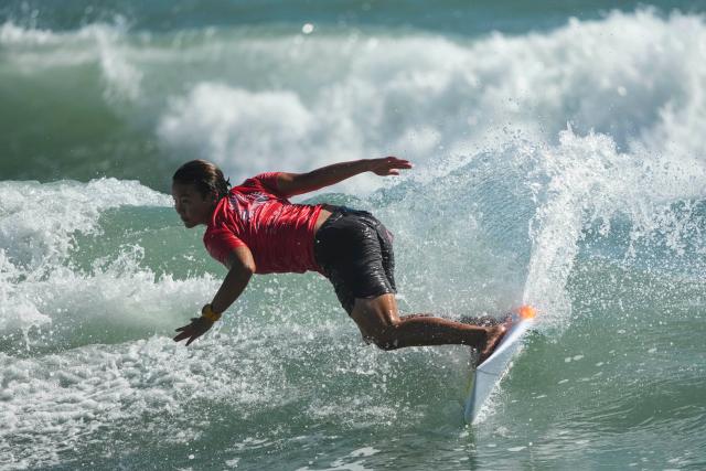 (251116) -- NAN'AO, Nov. 16, 2025 (Xinhua) -- Yang Siqi of Sichuan competes during the women's final of shortboard surfing at China's 15th National Games in Nan'ao, south China's Guangdong Province, Nov. 16, 2025. (Xinhua/Liu Kun)
