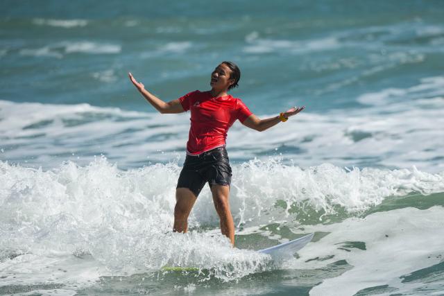 (251116) -- NAN'AO, Nov. 16, 2025 (Xinhua) -- Yang Siqi of Sichuan reacts during the women's final of shortboard surfing at China's 15th National Games in Nan'ao, south China's Guangdong Province, Nov. 16, 2025. (Xinhua/Liu Kun)