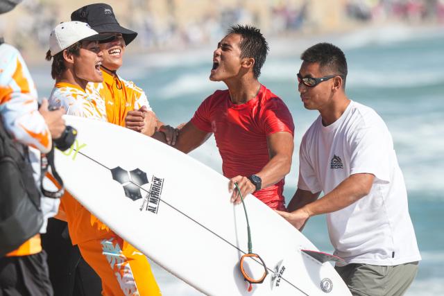 (251116) -- NAN'AO, Nov. 16, 2025 (Xinhua) -- Wu Shidong (2nd R) of Hainan celebrates after winning the men's final of shortboard surfing at China's 15th National Games in Nan'ao, south China's Guangdong Province, Nov. 16, 2025. (Xinhua/Liu Kun)