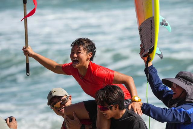 (251116) -- NAN'AO, Nov. 16, 2025 (Xinhua) -- Yang Siqi (top) of Sichuan celebrates after winning the women's final of shortboard surfing at China's 15th National Games in Nan'ao, south China's Guangdong Province, Nov. 16, 2025. (Xinhua/Liu Kun)