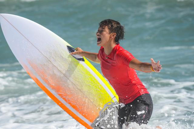 (251116) -- NAN'AO, Nov. 16, 2025 (Xinhua) -- Yang Siqi of Sichuan celebrates after winning the women's final of shortboard surfing at China's 15th National Games in Nan'ao, south China's Guangdong Province, Nov. 16, 2025. (Xinhua/Liu Kun)