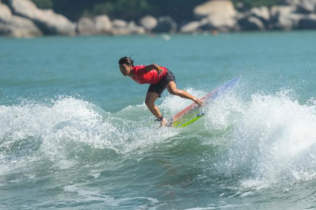 (251116) -- NAN'AO, Nov. 16, 2025 (Xinhua) -- Yang Siqi of Sichuan competes during the women's final of shortboard surfing at China's 15th National Games in Nan'ao, south China's Guangdong Province, Nov. 16, 2025. (Xinhua/Liu Kun)