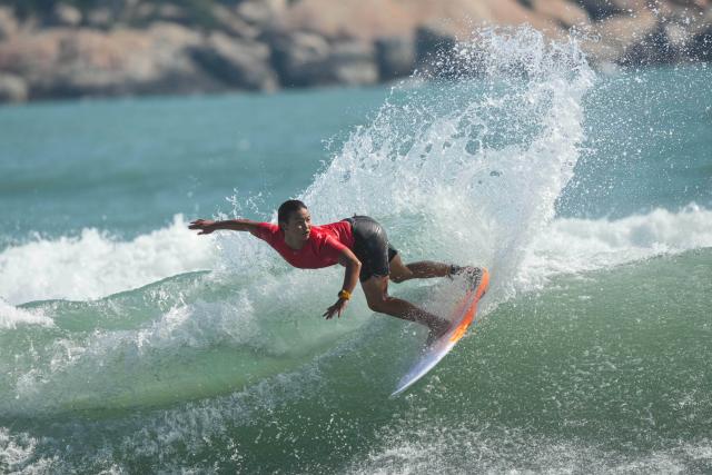 (251116) -- NAN'AO, Nov. 16, 2025 (Xinhua) -- Yang Siqi of Sichuan competes during the women's final of shortboard surfing at China's 15th National Games in Nan'ao, south China's Guangdong Province, Nov. 16, 2025. (Xinhua/Liu Kun)