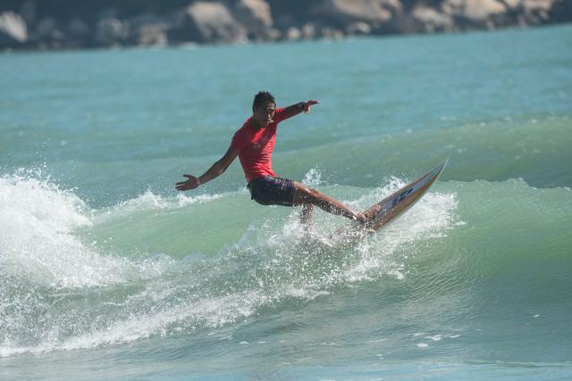 (251116) -- NAN'AO, Nov. 16, 2025 (Xinhua) -- Wu Shidong of Hainan competes during the men's final of shortboard surfing at China's 15th National Games in Nan'ao, south China's Guangdong Province, Nov. 16, 2025. (Xinhua/Liu Kun)