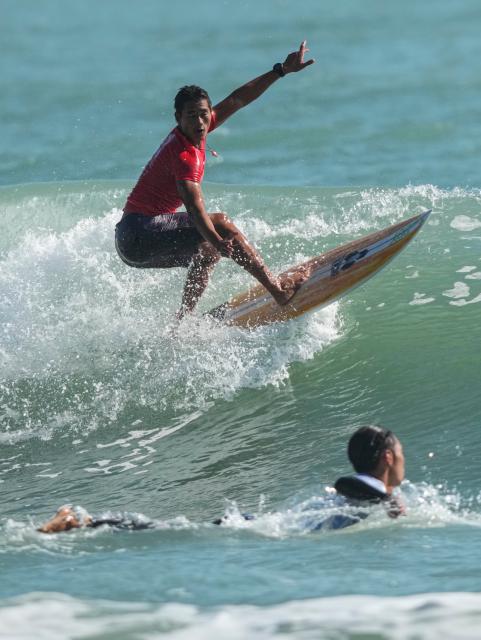 (251116) -- NAN'AO, Nov. 16, 2025 (Xinhua) -- Wu Shidong (top) of Hainan competes during the men's final of shortboard surfing at China's 15th National Games in Nan'ao, south China's Guangdong Province, Nov. 16, 2025. (Xinhua/Liu Kun)