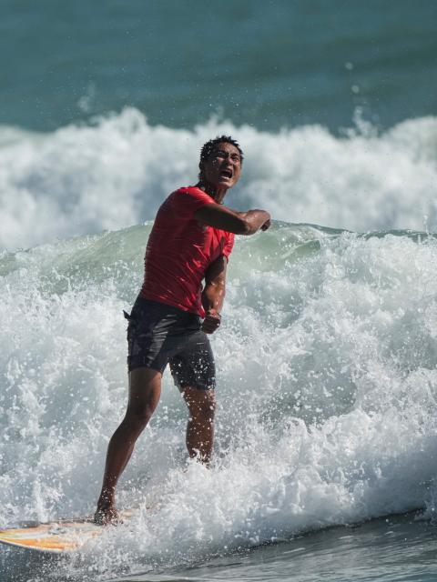 (251116) -- NAN'AO, Nov. 16, 2025 (Xinhua) -- Wu Shidong of Hainan celebrates during the men's final of shortboard surfing at China's 15th National Games in Nan'ao, south China's Guangdong Province, Nov. 16, 2025. (Xinhua/Liu Kun)
