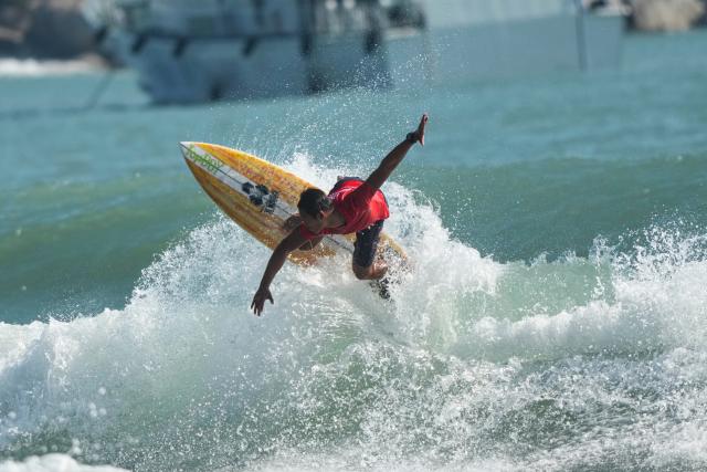 (251116) -- NAN'AO, Nov. 16, 2025 (Xinhua) -- Wu Shidong of Hainan competes during the men's final of shortboard surfing at China's 15th National Games in Nan'ao, south China's Guangdong Province, Nov. 16, 2025. (Xinhua/Liu Kun)