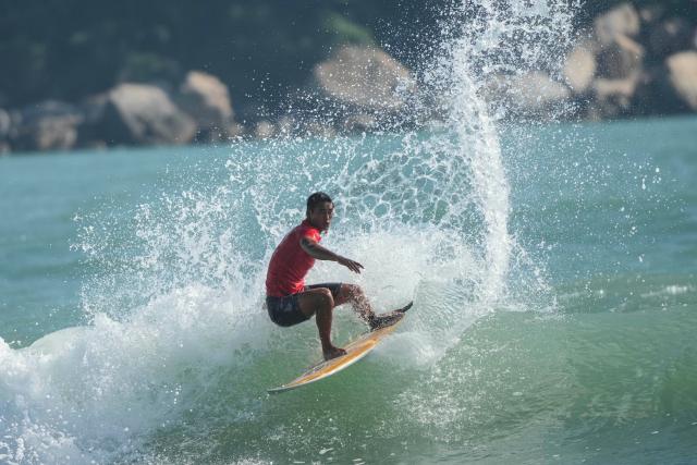 (251116) -- NAN'AO, Nov. 16, 2025 (Xinhua) -- Wu Shidong of Hainan competes during the men's final of shortboard surfing at China's 15th National Games in Nan'ao, south China's Guangdong Province, Nov. 16, 2025. (Xinhua/Liu Kun)