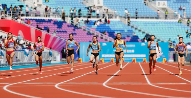 (251116) -- GUANGZHOU, Nov. 16, 2025 (Xinhua) -- Ge Manqi (3rd R) of Fujian and Yuan Qiqi (4th R) of Jiangsu compete during the women's 100m heat of athletics at China's 15th National Games in Guangzhou, south China's Guangdong Province, Nov. 16, 2025. (Xinhua/Huang Wei)