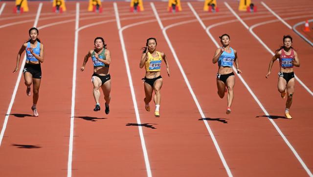 (251116) -- GUANGZHOU, Nov. 16, 2025 (Xinhua) -- Ge Manqi (C) of Fujian and Yuan Qiqi (2nd L) of Jiangsu compete during the women's 100m heat of athletics at China's 15th National Games in Guangzhou, south China's Guangdong Province, Nov. 16, 2025. (Xinhua/Deng Hua)