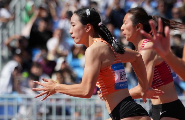 (251116) -- GUANGZHOU, Nov. 16, 2025 (Xinhua) -- Chen Yujie (L) of Zhejiang competes during the women's 100m heat of athletics at China's 15th National Games in Guangzhou, south China's Guangdong Province, Nov. 16, 2025. (Xinhua/Li Yibo)
