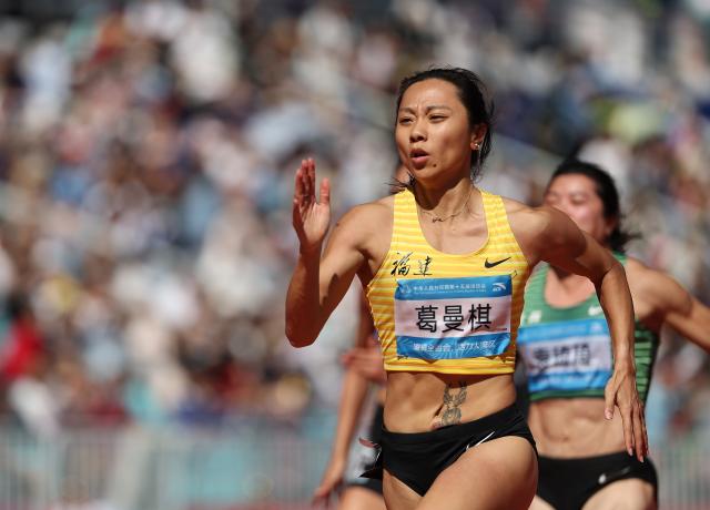 (251116) -- GUANGZHOU, Nov. 16, 2025 (Xinhua) -- Ge Manqi (front) of Fujian competes during the women's 100m heat of athletics at China's 15th National Games in Guangzhou, south China's Guangdong Province, Nov. 16, 2025. (Xinhua/Jiang Han)