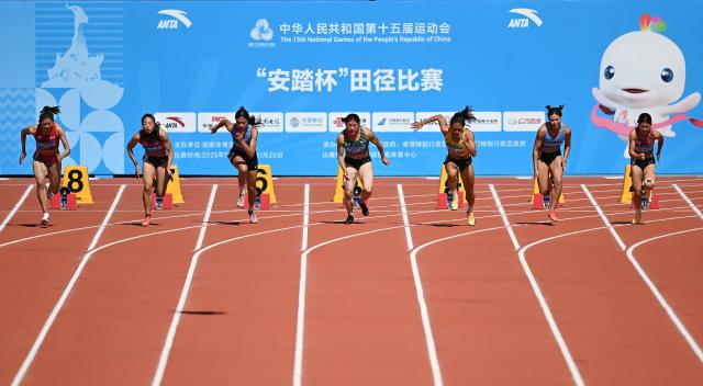 (251116) -- GUANGZHOU, Nov. 16, 2025 (Xinhua) -- Athletes compete during the women's 100m heat of athletics at China's 15th National Games in Guangzhou, south China's Guangdong Province, Nov. 16, 2025. (Xinhua/Deng Hua)