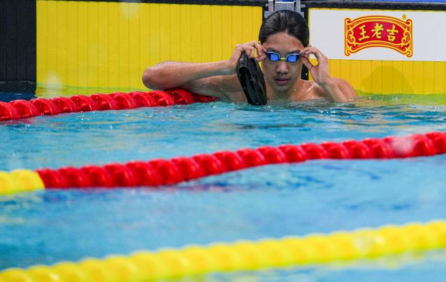 (251116) -- SHENZHEN, Nov. 16, 2025 (Xinhua) -- Zhang Zhanshuo of Shandong reacts after the men's 1500m freestyle preliminary of swimming at China's 15th National Games in Shenzhen, south China's Guangdong Province, Nov. 16, 2025. (Xinhua/Tenzin Nyida)