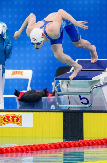 (251116) -- SHENZHEN, Nov. 16, 2025 (Xinhua) -- Zhang Yufei of Jiangsu competes during the women's 50m freestyle preliminary of swimming at China's 15th National Games in Shenzhen, south China's Guangdong Province, Nov. 16, 2025. (Xinhua/Tenzin Nyida)