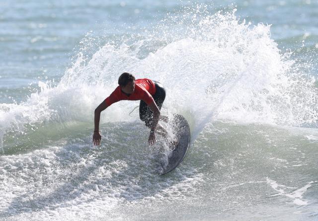 (251116) -- NAN'AO, Nov. 16, 2025 (Xinhua) -- Jiang Shulou of Liaoning competes during the men's bronze medal match of shortboard surfing at China's 15th National Games in Nan'ao, south China's Guangdong Province, Nov. 16, 2025. (Xinhua/Lu Hanxin)