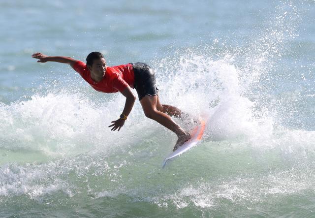 (251116) -- NAN'AO, Nov. 16, 2025 (Xinhua) -- Yang Siqi of Sichuan competes during the women's final of shortboard surfing at China's 15th National Games in Nan'ao, south China's Guangdong Province, Nov. 16, 2025. (Xinhua/Lu Hanxin)