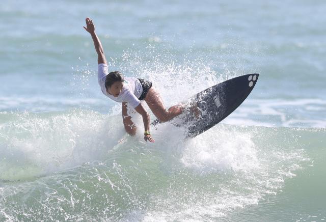 (251116) -- NAN'AO, Nov. 16, 2025 (Xinhua) -- Jin Shuhan of Liaoning competes the women's final of shortboard surfing at China's 15th National Games in Nan'ao, south China's Guangdong Province, Nov. 16, 2025. (Xinhua/Lu Hanxin)