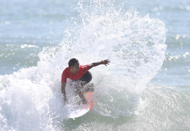 (251116) -- NAN'AO, Nov. 16, 2025 (Xinhua) -- Yang Siqi of Sichuan competes during the women's final of shortboard surfing at China's 15th National Games in Nan'ao, south China's Guangdong Province, Nov. 16, 2025. (Xinhua/Lu Hanxin)