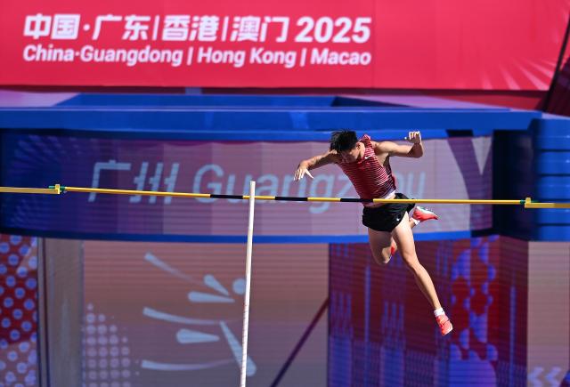 (251116) -- GUANGZHOU, Nov. 16, 2025 (Xinhua) -- Fei Xiang of Shanghai competes during the men's decathlon pole vault of athletics at China's 15th National Games in Guangzhou, south China's Guangdong Province, Nov. 16, 2025. (Xinhua/Zhou Mu)