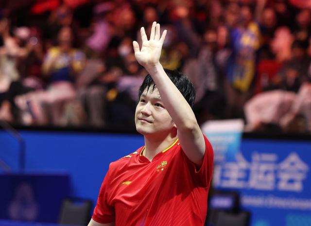 (251116) -- MACAO, Nov. 16, 2025 (Xinhua) -- Fan Zhendong waves to the spectators after winning the men's singles final match of table tennis against Lin Shidong of Hainan at China's 15th National Games in Macao, south China, Nov. 16, 2025. (Xinhua/Chen Bin)