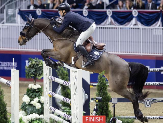 (251116) -- TORONTO, Nov. 16, 2025 (Xinhua) -- Conor Swail of Ireland competes during the jump-off round of the FEI Jumping World Cup Toronto 2025 in Toronto, Canada, on Nov. 15, 2025. (Photo by Zou Zheng/Xinhua)