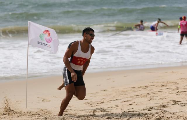 (251116) -- YANGJIANG, Nov. 16, 2025 (Xinhua) -- Mi Haoshuai of Guangdong competes during the mixed double sculls final B of coastal rowing at China's 15th National Games in Yangjiang, south China's Guangdong Province, Nov. 16, 2025. (Xinhua/Li Ran)