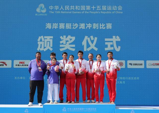 (251116) -- YANGJIANG, Nov. 16, 2025 (Xinhua) -- Gold medalists Wang Yunfei (4th R)/Zhang Guiping (5th R) of Guangdong, silver medalists Li Zhijin (2nd L)/Jiang Yinghua (3rd L) of Fujian, bronze medalists Mi Haoshuai (1st R)/Wang Sen (2nd R) of Guangdong pose during the awarding ceremony for the mixed double sculls of coastal rowing at China's 15th National Games in Yangjiang, south China's Guangdong Province, Nov. 16, 2025. (Xinhua/Li Ran)