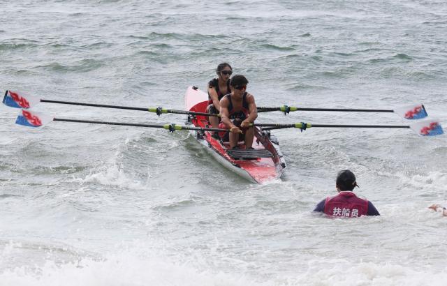 (251116) -- YANGJIANG, Nov. 16, 2025 (Xinhua) -- Li Zhijin/Jiang Yinghua (L) of Fujian compete during the mixed double sculls final A of coastal rowing at China's 15th National Games in Yangjiang, south China's Guangdong Province, Nov. 16, 2025. (Xinhua/Li Ran)