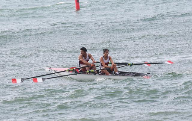 (251116) -- YANGJIANG, Nov. 16, 2025 (Xinhua) -- Wang Yunfei (L)/Zhang Guiping of Guangdong compete during the mixed double sculls final A of coastal rowing at China's 15th National Games in Yangjiang, south China's Guangdong Province, Nov. 16, 2025. (Xinhua/Li Ran)