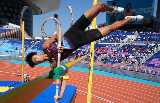(251116) -- GUANGZHOU, Nov. 16, 2025 (Xinhua) -- Teng Renliang of Liaoning competes during the men's decathlon pole vault of athletics at China's 15th National Games in Guangzhou, south China's Guangdong Province, Nov. 16, 2025. (Xinhua/Wang Kaiyan)