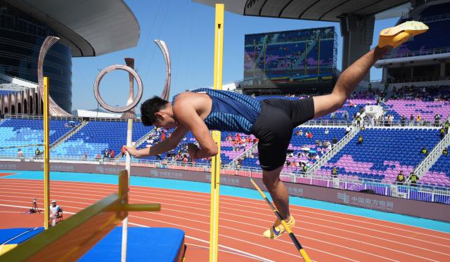 (251116) -- GUANGZHOU, Nov. 16, 2025 (Xinhua) -- Wang Jiawei of Sichuan competes during the men's decathlon pole vault of athletics at China's 15th National Games in Guangzhou, south China's Guangdong Province, Nov. 16, 2025. (Xinhua/Wang Kaiyan)