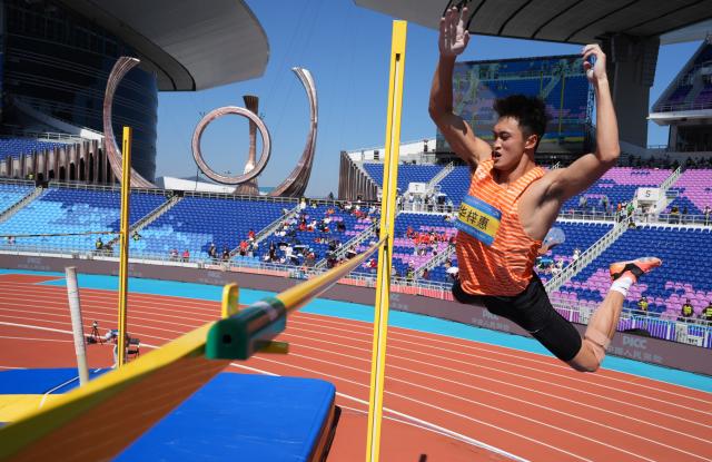 (251116) -- GUANGZHOU, Nov. 16, 2025 (Xinhua) -- Hua Zihui of Zhejiang competes during the men's decathlon pole vault of athletics at China's 15th National Games in Guangzhou, south China's Guangdong Province, Nov. 16, 2025. (Xinhua/Wang Kaiyan)