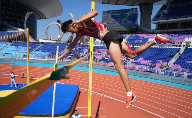 (251116) -- GUANGZHOU, Nov. 16, 2025 (Xinhua) -- Fei Xiang of Shanghai competes during the men's decathlon pole vault of athletics at China's 15th National Games in Guangzhou, south China's Guangdong Province, Nov. 16, 2025. (Xinhua/Wang Kaiyan)