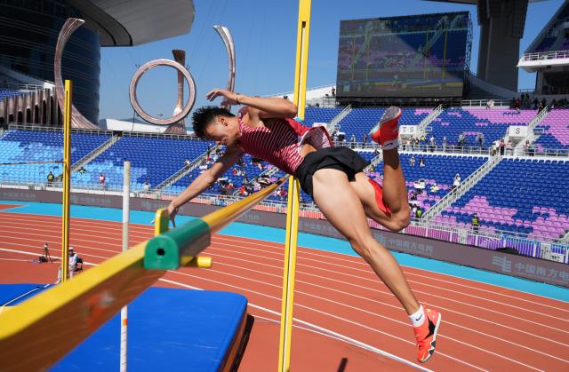 (251116) -- GUANGZHOU, Nov. 16, 2025 (Xinhua) -- Fei Xiang of Shanghai competes during the men's decathlon pole vault of athletics at China's 15th National Games in Guangzhou, south China's Guangdong Province, Nov. 16, 2025. (Xinhua/Wang Kaiyan)