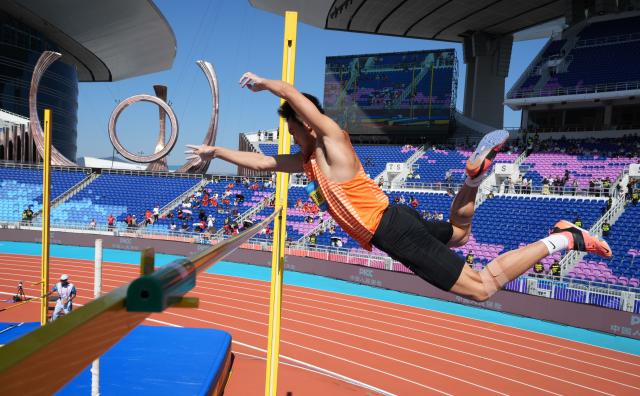 (251116) -- GUANGZHOU, Nov. 16, 2025 (Xinhua) -- Hua Zihui of Zhejiang competes during the men's decathlon pole vault of athletics at China's 15th National Games in Guangzhou, south China's Guangdong Province, Nov. 16, 2025. (Xinhua/Wang Kaiyan)