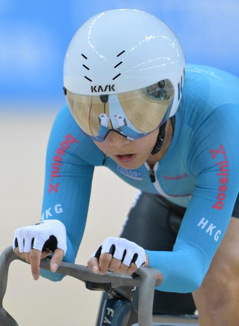 (251116) -- HONG KONG, Nov. 16, 2025 (Xinhua) -- Lee Sze Wing of Hong Kong competes during the women's Madison final of cycling track at China's 15th National Games in Hong Kong, south China, Nov. 16, 2025. (Xinhua/Hu Huhu)