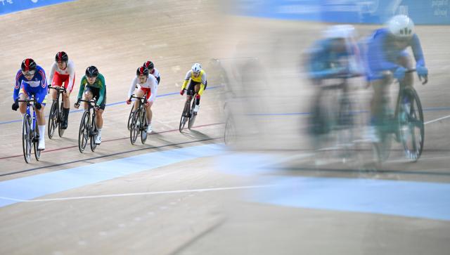 (251116) -- HONG KONG, Nov. 16, 2025 (Xinhua) -- Athletes compete the women's Madison final of cycling track at China's 15th National Games in Hong Kong, south China, Nov. 16, 2025. (Xinhua/Hu Huhu)