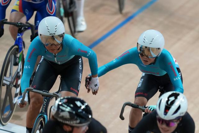 (251116) -- HONG KONG, Nov. 16, 2025 (Xinhua) -- Lee Sze Wing (L)/Leung Wing Yee of Hong Kong compete during the women's Madison final of cycling track at China's 15th National Games in Hong Kong, south China, Nov. 16, 2025. (Xinhua/Wu Lu)