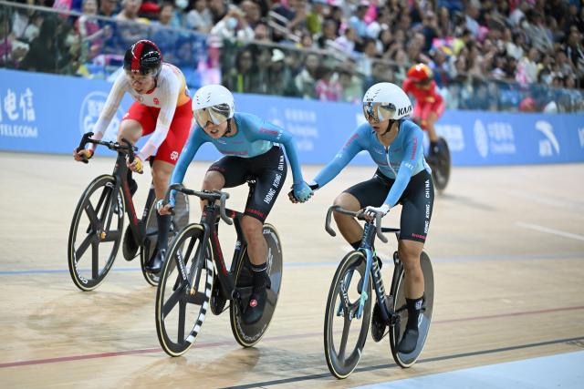 (251116) -- HONG KONG, Nov. 16, 2025 (Xinhua) -- Lee Sze Wing (front R)/Leung Wing Yee (front L) of Hong Kong compete during the women's Madison final of cycling track at China's 15th National Games in Hong Kong, south China, Nov. 16, 2025. (Xinhua/Hu Huhu)