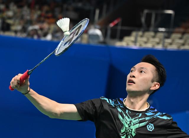 (251116) -- SHENZHEN, Nov. 16, 2025 (Xinhua) -- Ng Ka Long Angus of Hong Kong hits a return during the men's singles round of 16 match of badminton against Lu Guangzu of Jiangsu at China's 15th National Games in Shenzhen, south China's Guangdong Province, Nov. 16, 2025. (Xinhua/Li He)