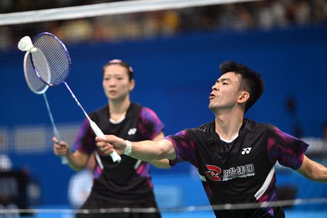 (251116) -- SHENZHEN, Nov. 16, 2025 (Xinhua) -- Zheng Siwei (R)/Huang Yaqiong of Zhejiang compete during the mixed doubles round of 16 match of badminton against Deng Chenghao/Chen Lu of Guangdong at China's 15th National Games in Shenzhen, south China's Guangdong Province, Nov. 16, 2025. (Xinhua/Li Ziheng)