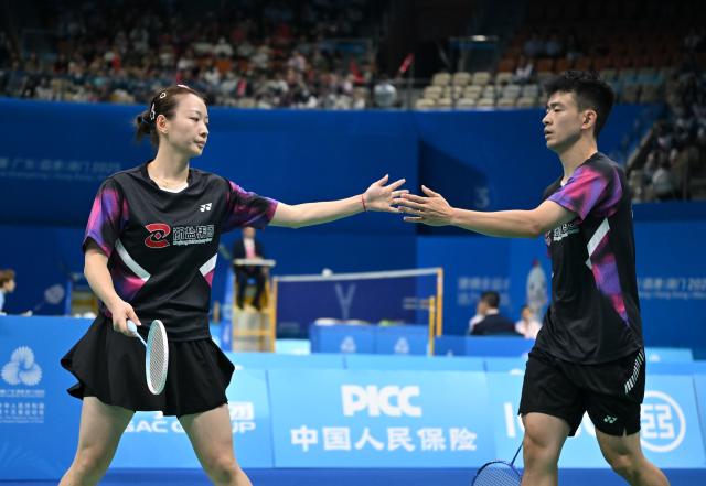 (251116) -- SHENZHEN, Nov. 16, 2025 (Xinhua) -- Zheng Siwei (R)/Huang Yaqiong of Zhejiang celebrate scoring during the mixed doubles round of 16 match of badminton against Deng Chenghao/Chen Lu of Guangdong at China's 15th National Games in Shenzhen, south China's Guangdong Province, Nov. 16, 2025. (Xinhua/Li Ziheng)