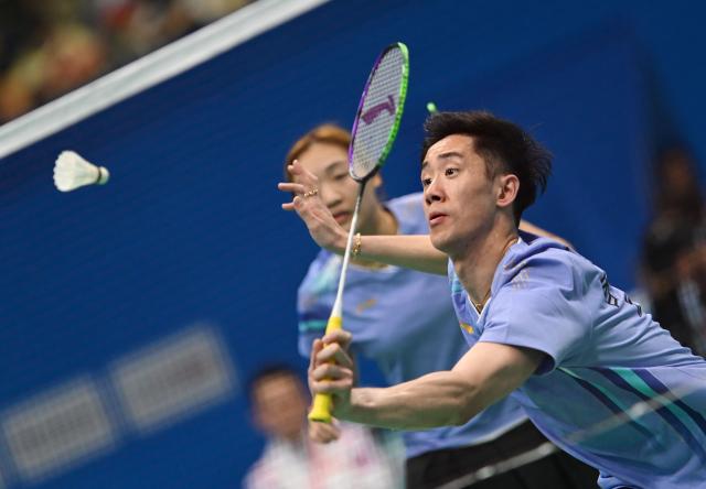 (251116) -- SHENZHEN, Nov. 16, 2025 (Xinhua) -- Tang Chun Man (R)/Tse Ying Suet of Hong Kong compete during the mixed doubles round of 16 match of badminton against Ou Xuanyi/Huang Dongping of Fujian at China's 15th National Games in Shenzhen, south China's Guangdong Province, Nov. 16, 2025. (Xinhua/Li Ziheng)