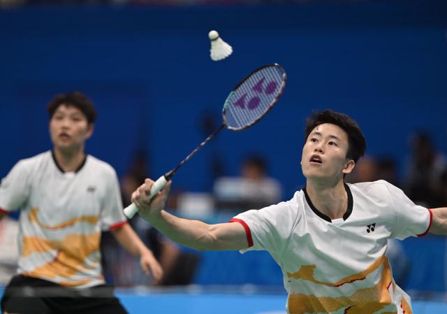 (251116) -- SHENZHEN, Nov. 16, 2025 (Xinhua) -- Ou Xuanyi (R)/Huang Dongping of Fujian compete during the mixed doubles round of 16 match of badminton against Tang Chun Man/Tse Ying Suet of Hong Kong at China's 15th National Games in Shenzhen, south China's Guangdong Province, Nov. 16, 2025. (Xinhua/Li Ziheng)