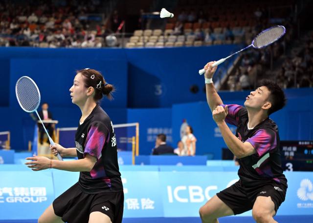(251116) -- SHENZHEN, Nov. 16, 2025 (Xinhua) -- Zheng Siwei (R)/Huang Yaqiong of Zhejiang compete during the mixed doubles round of 16 match of badminton against Deng Chenghao/Chen Lu of Guangdong at China's 15th National Games in Shenzhen, south China's Guangdong Province, Nov. 16, 2025. (Xinhua/Li Ziheng)