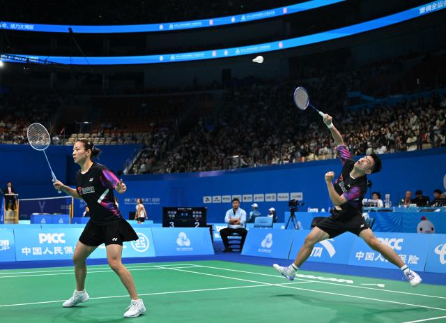 (251116) -- SHENZHEN, Nov. 16, 2025 (Xinhua) -- Zheng Siwei (R)/Huang Yaqiong of Zhejiang compete during the mixed doubles round of 16 match of badminton against Deng Chenghao/Chen Lu of Guangdong at China's 15th National Games in Shenzhen, south China's Guangdong Province, Nov. 16, 2025. (Xinhua/Li Ziheng)