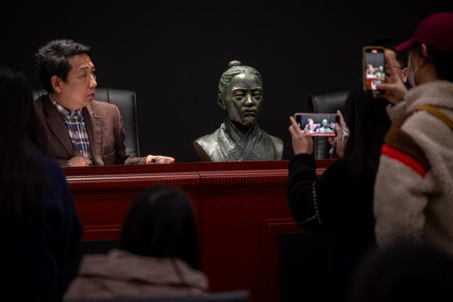 (251116) -- CHANGSHA, Nov. 16, 2025 (Xinhua) -- This photo taken on March 25, 2024 shows a reconstructed statue of an ancient local official back in the Qin Dynasty (221 BC-207 BC) at the Hubei Provincial Museum in Wuhan, central China's Hubei Province. The official was the owner of bamboo slips with over 40,000-characters preserved in his tomb in Shuihudi of Yunmeng County, Hubei Province. (Xinhua/Xiao Yijiu)